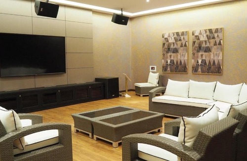 Johor Bahru Apartment | Molek Regency Studio 10 min Austin I 15 min CIQ -4pax PetFriendly, Netflix High Floor Unblock City Pool View, 1Carpark