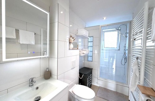 Western Ring Area Apartment | Mona Lisa 24h-Check-in, 4 Pers, Balkon, Parkplatz