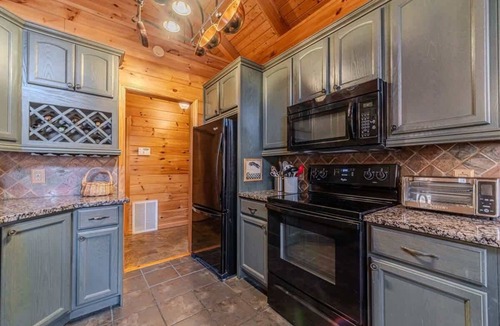 Clarkesville House | MONARCH MANOR - HOT TUB, GAMES, FIRE PIT, GAMES