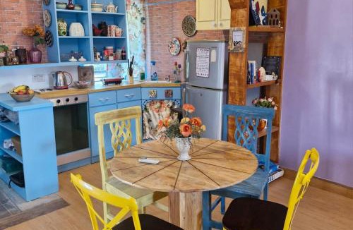 Bissar Akbarpur Apartment | Monica's Golf Studio - FRIENDS TV Series themed apartment