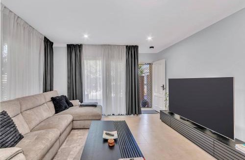 Doubleview House | Mono Haus - Sleek Doubleview Escape near Beach & CBD
