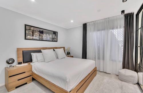 Doubleview House | Mono Haus - Sleek Doubleview Escape near Beach & CBD