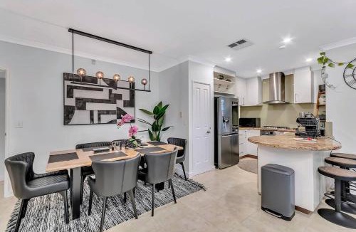 Doubleview House | Mono Haus - Sleek Doubleview Escape near Beach & CBD