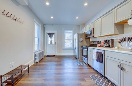 Stroudsburg House | Monroe20 · BrickStone Lodge-Modern King Suite near Main St-B