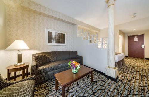 Oakville Hotel | Monte Carlo Inn Oakville Suites
