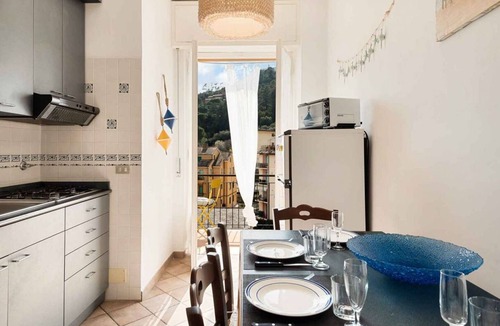 Cinque Terre House | Monterosso is the most comfortable village of the Cinque Terre for your holidays, La Tana del Polpo will allow you to reach the beach in just 5 minutes by foot. The large bedroom can accommodate up to 4 people and the kitchen will allow you to cook and e