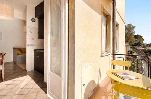 Cinque Terre House | Monterosso is the most comfortable village of the Cinque Terre for your holidays, La Tana del Polpo will allow you to reach the beach in just 5 minutes by foot. The large bedroom can accommodate up to 4 people and the kitchen will allow you to cook and e
