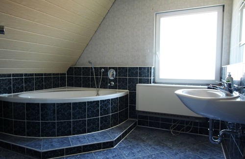 Suppingen Apartment | Monteurwohnung Bw06, 85qm mit 4 Schlafräume für Max. 8 Personen
