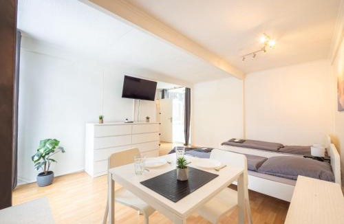 Ahrensburg Apartment | Monteurwohnung-mit-Terrasse-fuer-7-Personen-WLAN-TV-Kueche-Ahrensburg-Naehe-Hamburg-AGRP1204