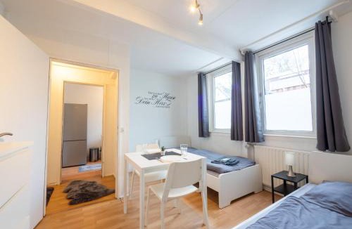 Ahrensburg Apartment | Monteurwohnung-mit-Terrasse-fuer-7-Personen-WLAN-TV-Kueche-Ahrensburg-Naehe-Hamburg-AGRP1204
