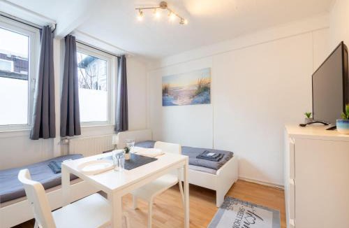 Ahrensburg Apartment | Monteurwohnung-mit-Terrasse-fuer-7-Personen-WLAN-TV-Kueche-Ahrensburg-Naehe-Hamburg-AGRP1204