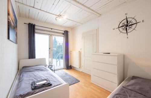 Ahrensburg Apartment | Monteurwohnung-mit-Terrasse-fuer-7-Personen-WLAN-TV-Kueche-Ahrensburg-Naehe-Hamburg-AGRP1204
