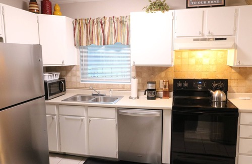 Oak Hill House | Monthly +Charming 2-bedroom/1-bath house on Westside Jax/OP