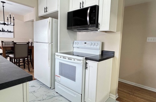 Oak Creek House | Monthly Discount! Comfy 3BR Close to Everything!