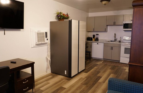 New Pathways House | Monthly Stays-12 BR Compound-9 BR Main House+ 3BR Cabin-Perfect for Large Groups