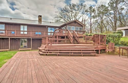 Mill Springs House | Monticello Home w/Multi-Level Deck on 2 Acres!