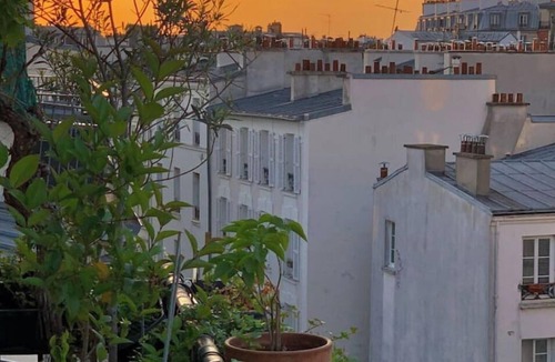 Pigalle Apartment | Montmartre Flat With Eiffel Tower View