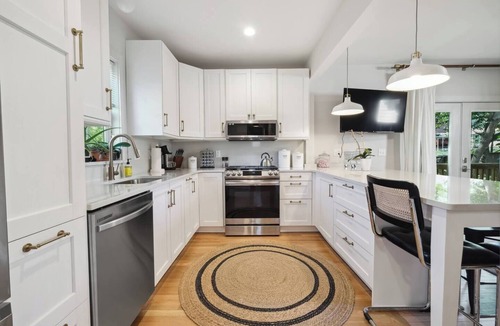 Belmont House | Montrose Manor- In the heart of Belmont!