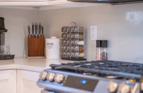 Belmont House | Montrose Manor- In the heart of Belmont!