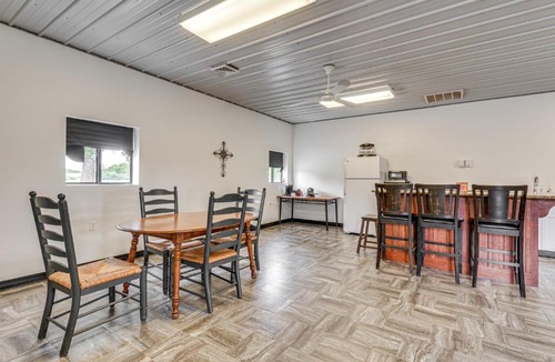Montrose Apartment | Montrose Studio Getaway w/Covered Patio