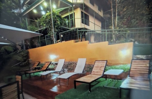 Hatillo House | Moody's Huts. 1-bedroom house in Savegre with AC, 5 minutes from Dominical Beach