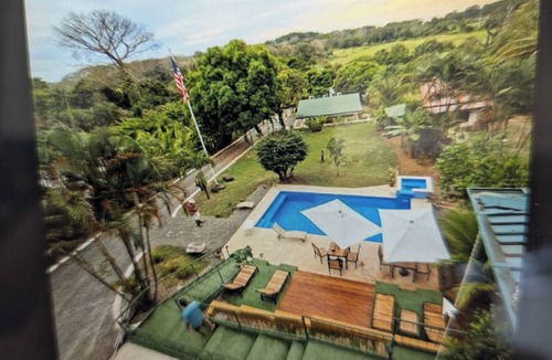 Hatillo House | Moody's Huts. 1-bedroom house in Savegre with AC, 5 minutes from Dominical Beach