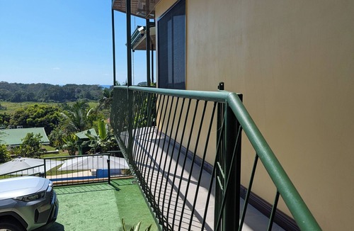 Hatillo House | Moody's Huts. 1-bedroom house in Savegre with AC, 5 minutes from Dominical Beach