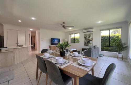 Mountain Creek House | Mooloolaba beach 7 mins Pet and family friendly home by Custom Bnb Hosting