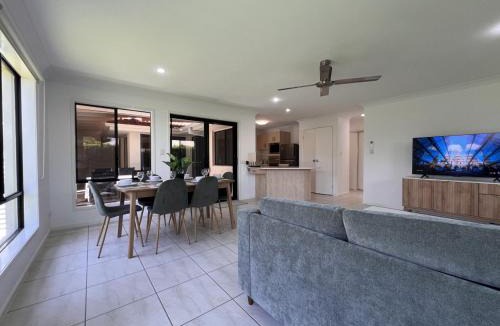 Mountain Creek House | Mooloolaba beach 7 mins Pet and family friendly home by Custom Bnb Hosting
