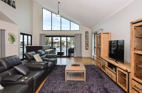 Minyama House | Mooloolaba Waterfront Living - Holiday Luxury ZC6