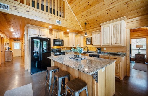 Hochatown Cabin | Moon Over Paradise | Spacious Family Retreat with Sports Court and Game Loft