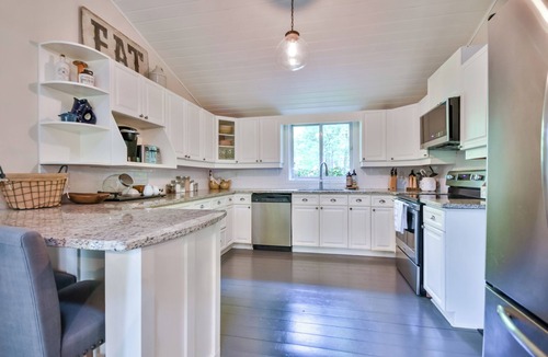 Muskoka Lakes Cottage | Moon River Cottage in Bala | BBQ, Canoes & Kayaks