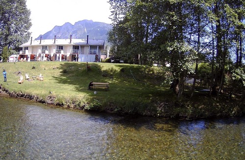 North Bend House | Moon River Suites 2 - on River, Private Hot Tub, Downtown NO FLOOD IMPACTS