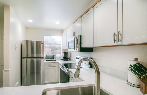 North Bend House | Moon River Suites 4 - on River, Private Hot Tub, Downtown NO FLOOD IMPACTS