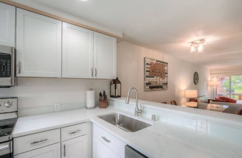 North Bend House | Moon River Suites 5 - on River, Private Hot Tub, Downtown NO FLOOD IMPACT