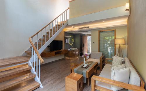 Ten Mile Gallery House | Moon Villa