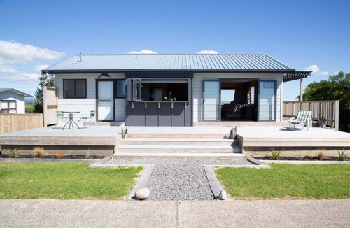 Pukehina House | Mooney Manor Beach Bach