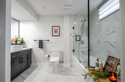 Edmonton House | Moonlight Haus Prime Access to Whyte Downtown