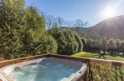 Banner Elk Cabin | Moonlight View at Eagles Nest River Club, 2,000 feet of private fishing streams, hot tub!
