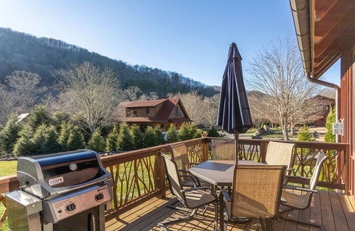 Banner Elk Cabin | Moonlight View at Eagles Nest River Club, 2,000 feet of private fishing streams, hot tub!