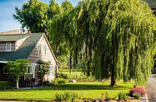 Milton-Freewater House | Moonrise Suite in a Vineyard + Winery!