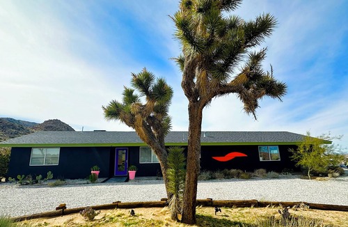 Joshua Tree House | Moonshadow is a hi-desert retreat with spectacular views with 85 Joshua Trees.