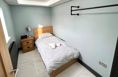 Norwich House | Moonsticks, Modern & Well Presented 5 Bed House