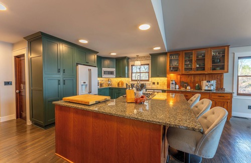 Ely Cabin | Moose Lake Luxury, Sandy Beach, BWCA Access, 3-bedroom lodge in tranquil Ely