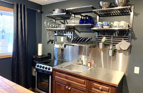 Bragg Creek House | Moose Mountain Hideaway Private 2 Bedroom & Spacious Lounge 4 people maximum