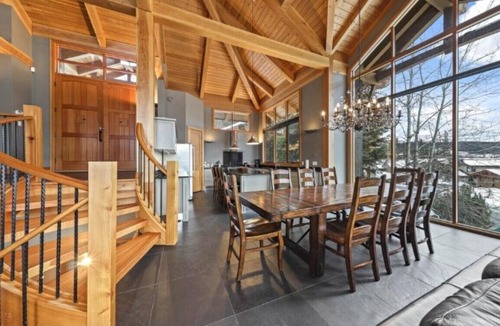 Sundance Estates Ski Chalet | Moosehead Lodge: Stunning 4 bdrm/4 bath chalet. Ski in/ski out, private Hot Tub