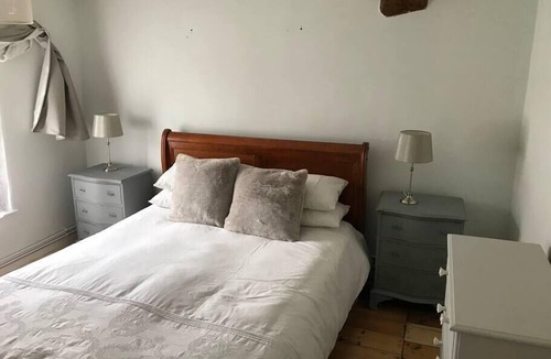 Downton Cottage | Moot View Summary: Mo