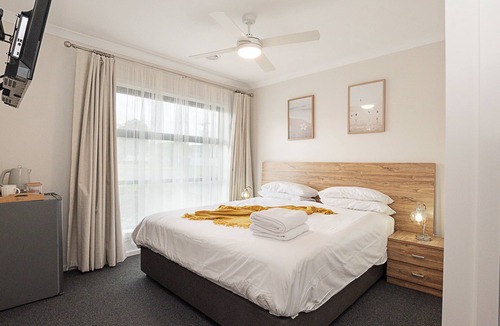 Hamilton House | Moreview Holiday Homes, brand-new modern houses 400m from Hamilton centre.nnn