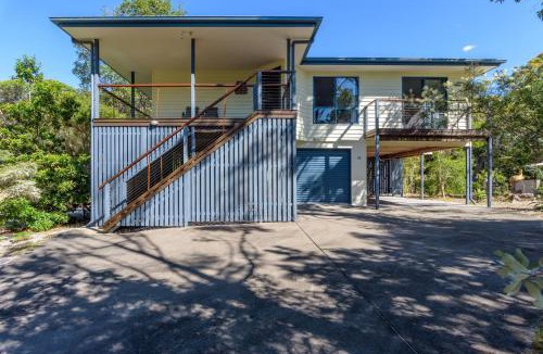 Rainbow Beach House | Mortimer - Rainbow Shores. Walk to beach