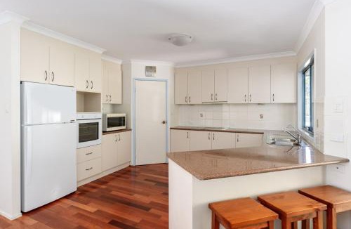 Rainbow Beach House | Mortimer - Rainbow Shores. Walk to beach